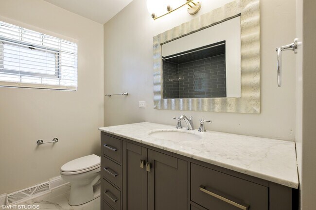 Building Photo - 233 Thelin Ct
