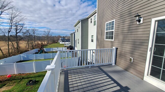 Building Photo - 4 Bed / 2-1/2 Bath Single Family Townhome w/1-Car Garage