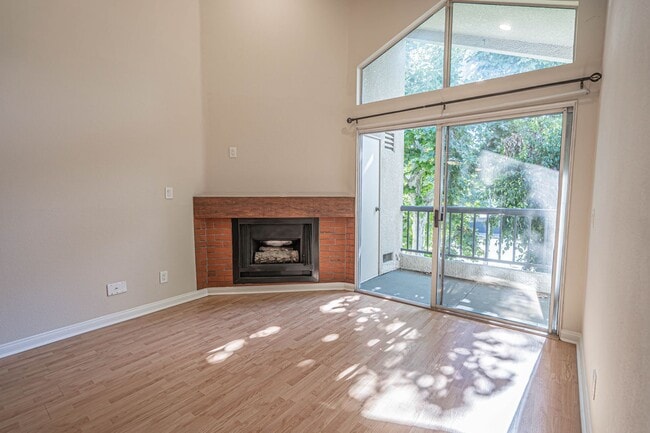 Building Photo - Warner Center 1 Bedroom Condo for Rent in Woodland Hills!