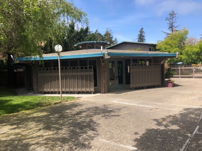Building Photo - 3 Bed/ 2 Bathroom Town House in Santa Cruz