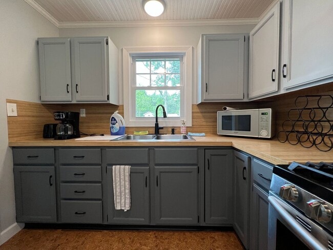 Building Photo - Great Furnished Home in TC