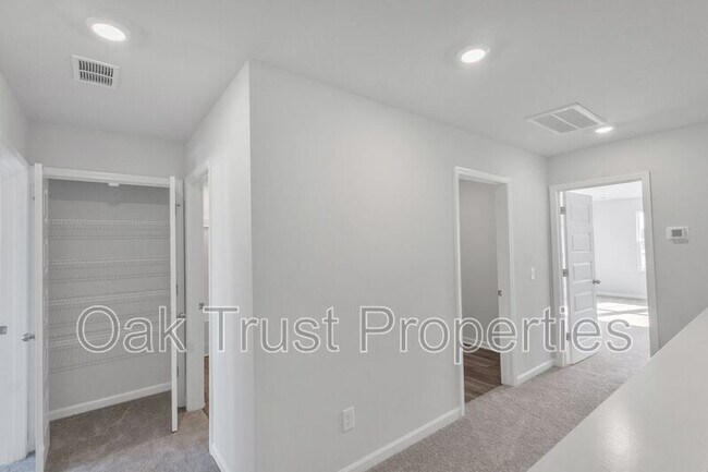 Building Photo - 726 Ridgley Dr