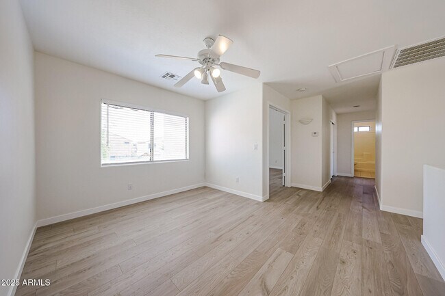 Building Photo - 7315 W Fleetwood Ln