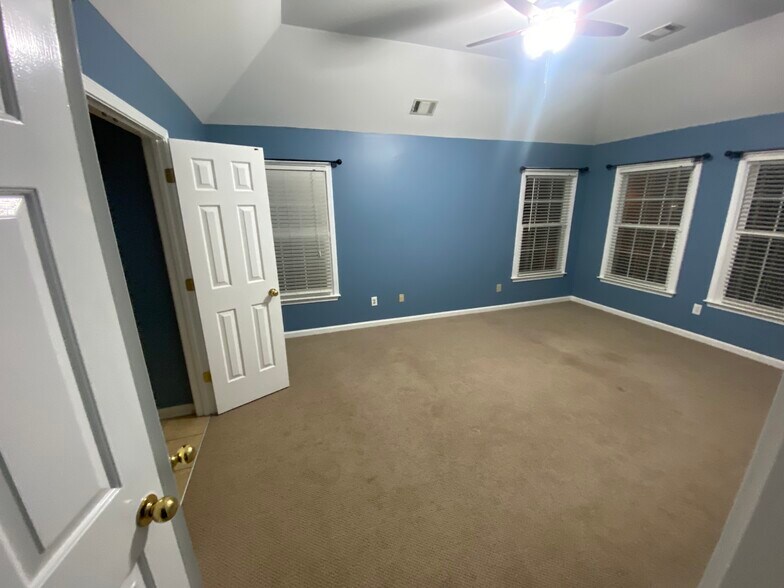 Building Photo - 4440 Pinehollow Ct