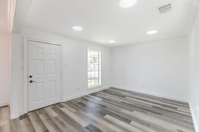 Building Photo - 10126 Pine Moss Dr