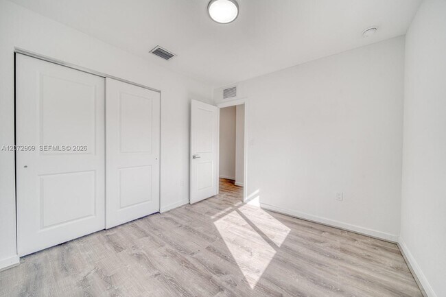 Building Photo - 1090 SE 23rd Ave