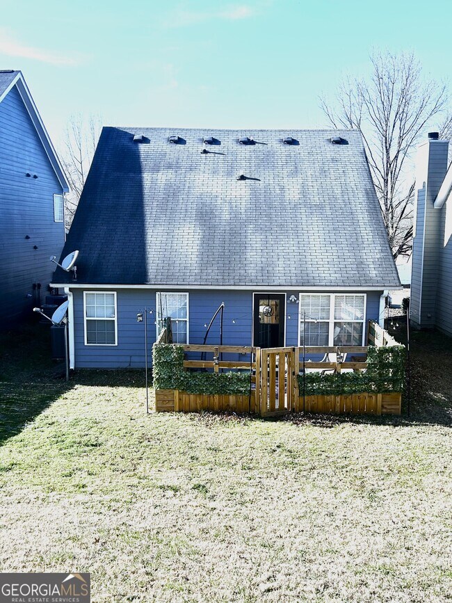 Building Photo - 6475 White Walnut Way