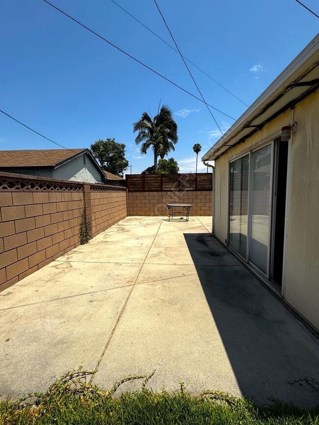 Building Photo - 3 bedroom, 2 bathroom