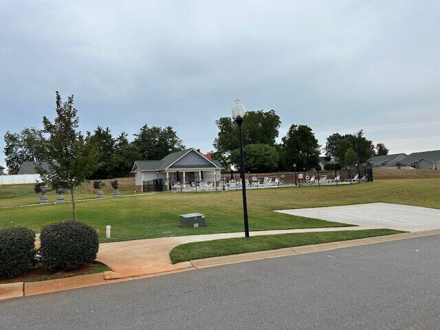 Building Photo - Beautiful 3 bedroom townhome with backyard space in Pendleton