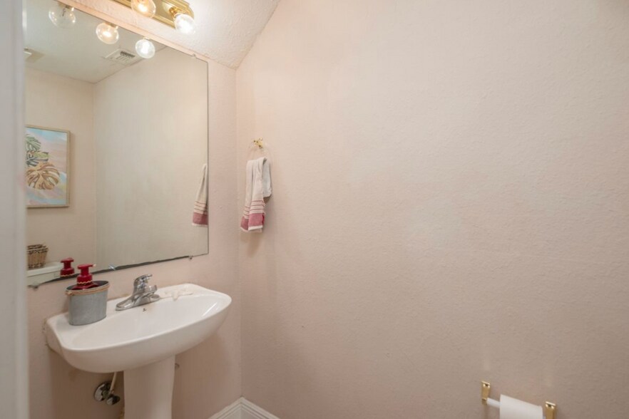 Building Photo - 1093 Saint Andrews Ln