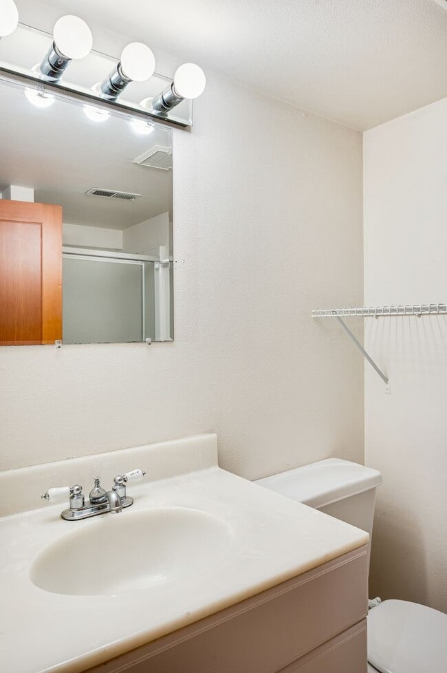 Building Photo - Charming 5 bedroom house with yard!! Close...