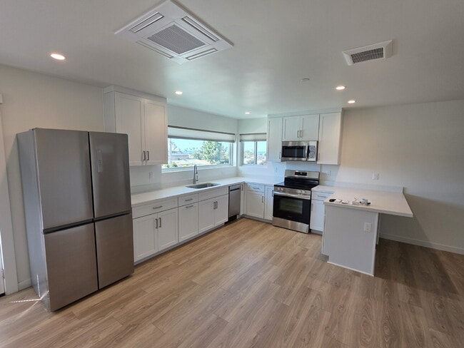 Building Photo - AVAILABLE NOW - 1 Bed, 1 Bath Morro Bay Apartment with Ocean View