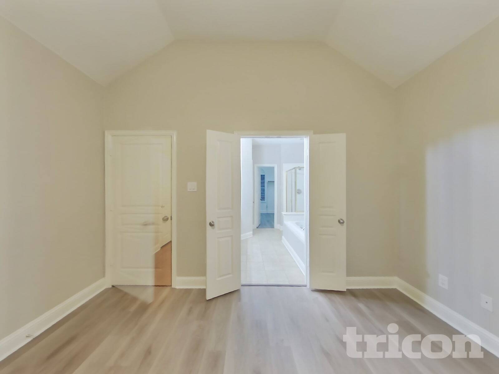 Building Photo - 2304 Greenview Dr