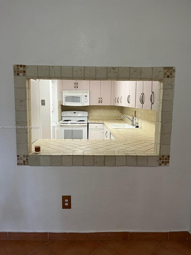 Building Photo - 10000 NW 80th Ct