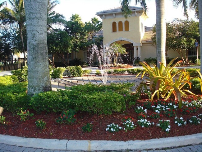 Building Photo - 1700 Crestwood Ct S