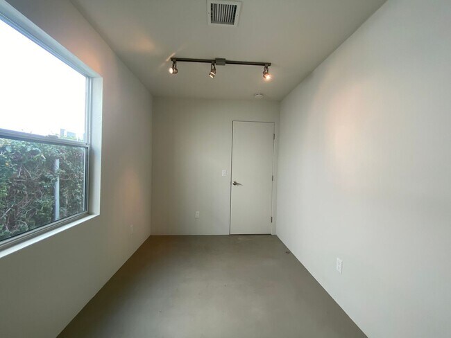Building Photo - M340 - Miller