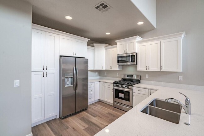Building Photo - HURRICANE TOWNHOME