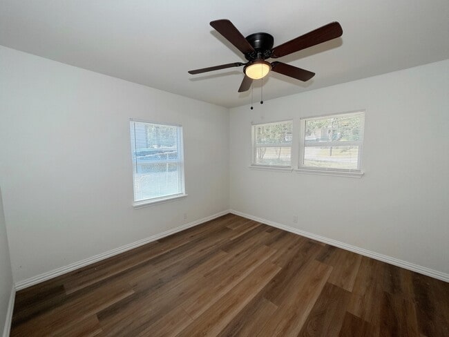 Building Photo - 1108 Park Dr