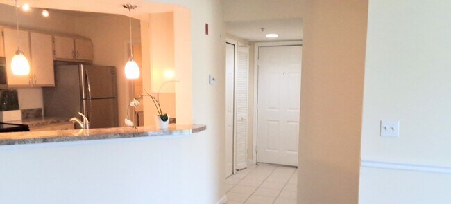Building Photo - Gorgeous Wood Floors 1/1 condo for RENT @The Crest close to UCF