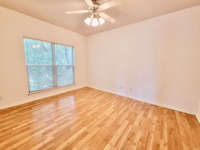 Building Photo - Two bedroom condo with garage - James Island