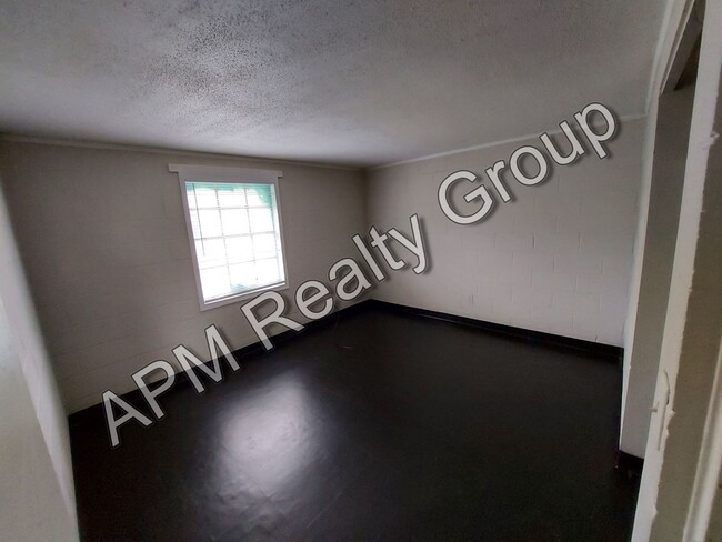 Building Photo - Renovated two bedroom near Harden Street