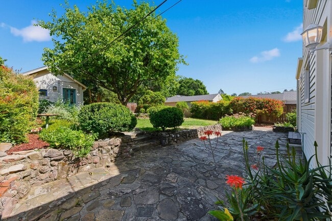 Building Photo - Charming 2 bed, 1.5 bath Alta Heights Home