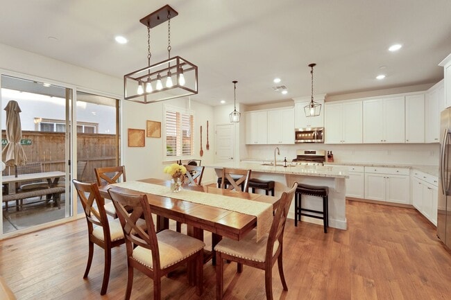 Building Photo - Gorgeous 4 Bedroom 3 bath in Northlake