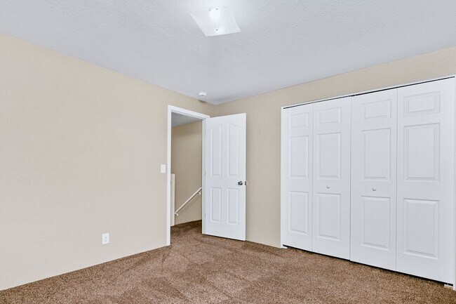 Building Photo - 2bed, 1.5 bath Duplex with Covered Carport & Fenced Yard!