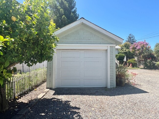 Building Photo - Charming Downtown Petaluma Gem - 3bed 1.5 Bath Available Now !