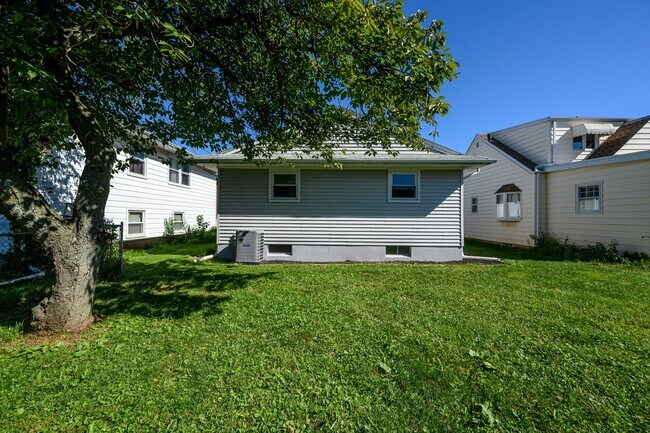 Building Photo - 6 Madison St