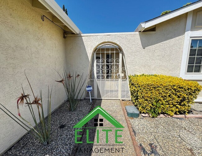 Building Photo - Charming 3?Bed/2?Bath Rosemont Ranch — Mod...