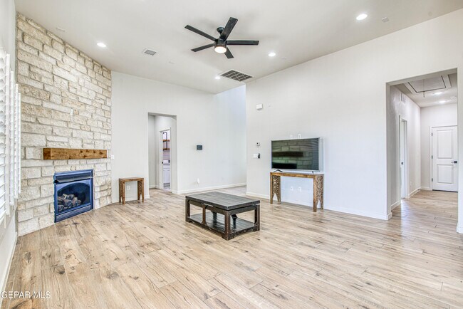 Building Photo - 805 Mormon Tea Dr