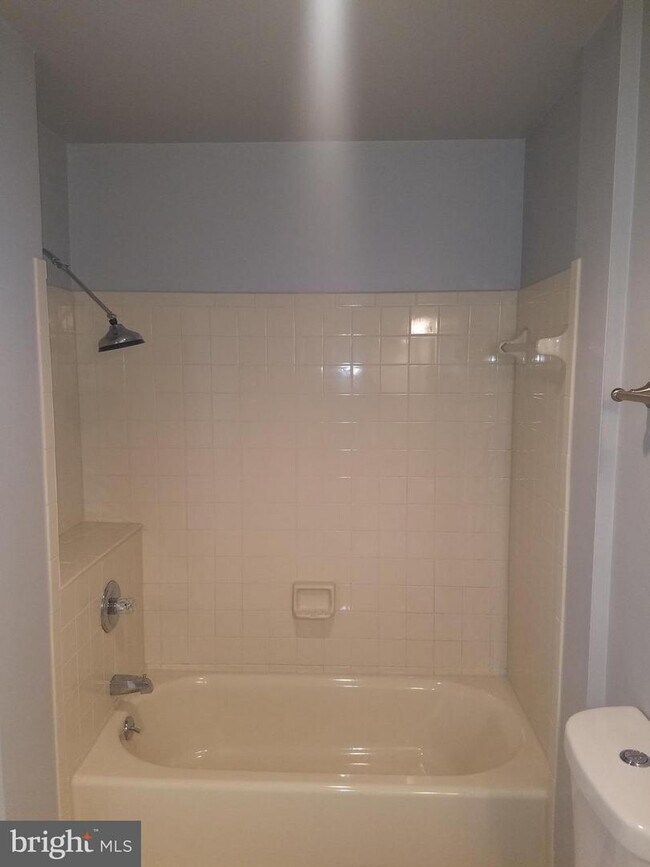 Shower - 1897A Villaridge Dr