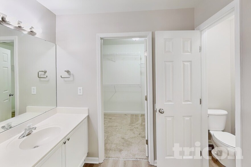 Building Photo - 1002 Hollingdale Ct