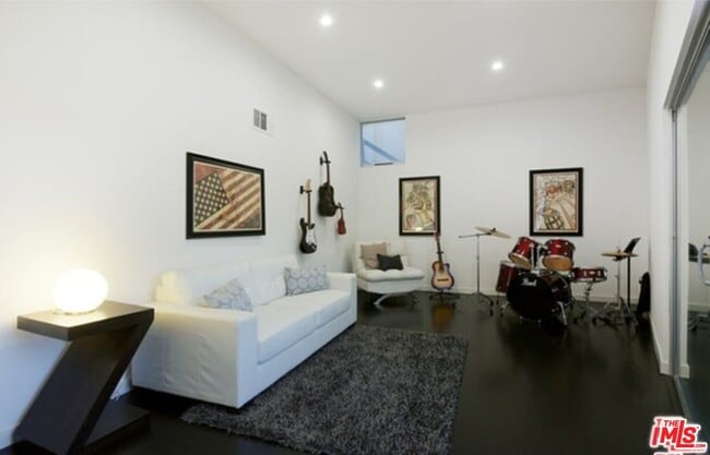 Building Photo - 3624 Avenida Del Sol