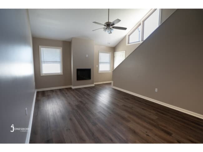 Building Photo - Lakeview Cove Apartments: NEWLY REMODELED