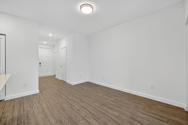 Building Photo - 303 SE Crossoak Ln
