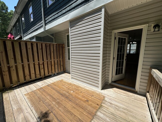 Building Photo - 3 bedroom/2.5 Bath End Unit Townhome in Ho...
