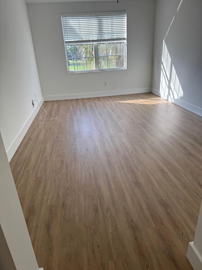 Building Photo - 17061-3 Emile St