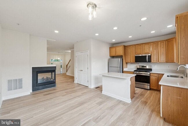 Building Photo - 909 Crestfield Dr