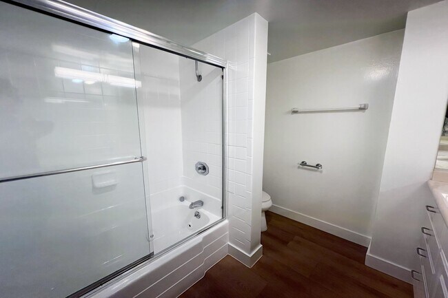 Building Photo - 10390 Wilshire Blvd