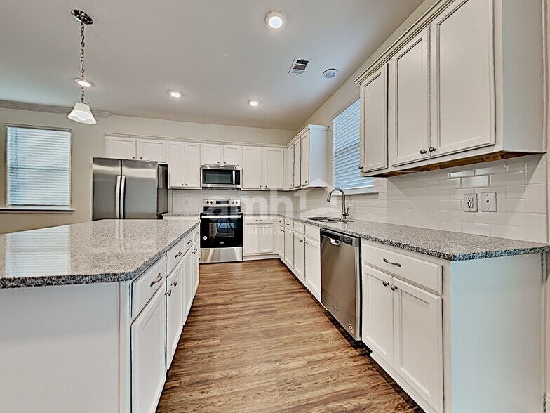 Building Photo - 315 Lakeside Blvd