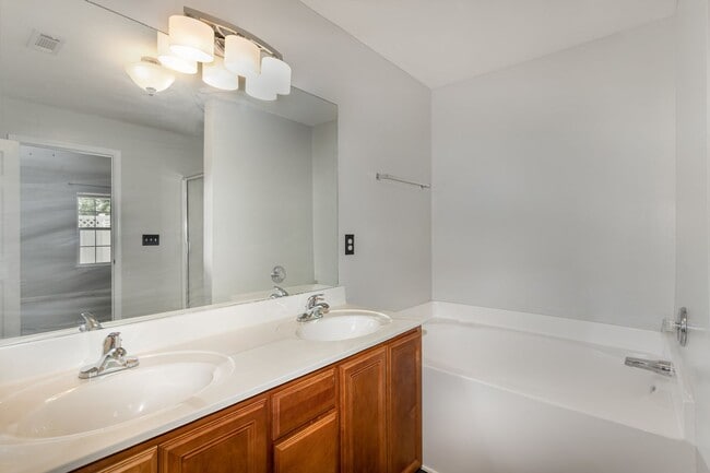 Building Photo - NASHVILLE! Inviting 2 Bedroom 2.5 bath Con...