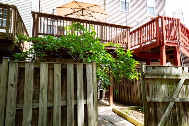 Building Photo - 8538 Towne Manor Ct