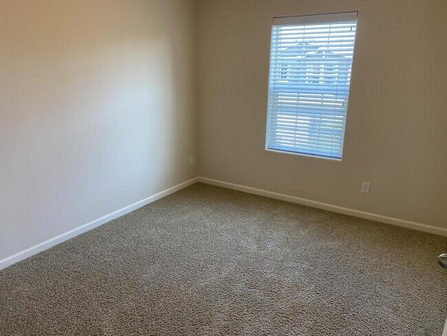 Building Photo - 3395 SE Meadowview Way