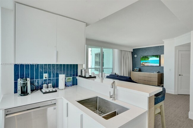 Building Photo - 4401 Collins Ave