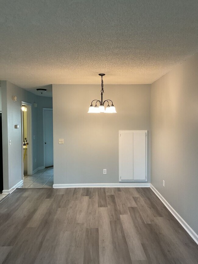 Building Photo - Briarwood West!!  LVP In Living Room!!