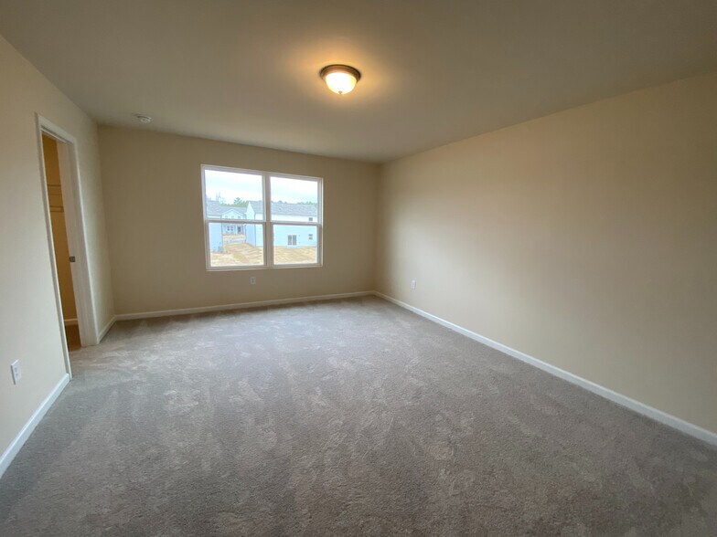 Building Photo - Room in House on Sugarplum Road