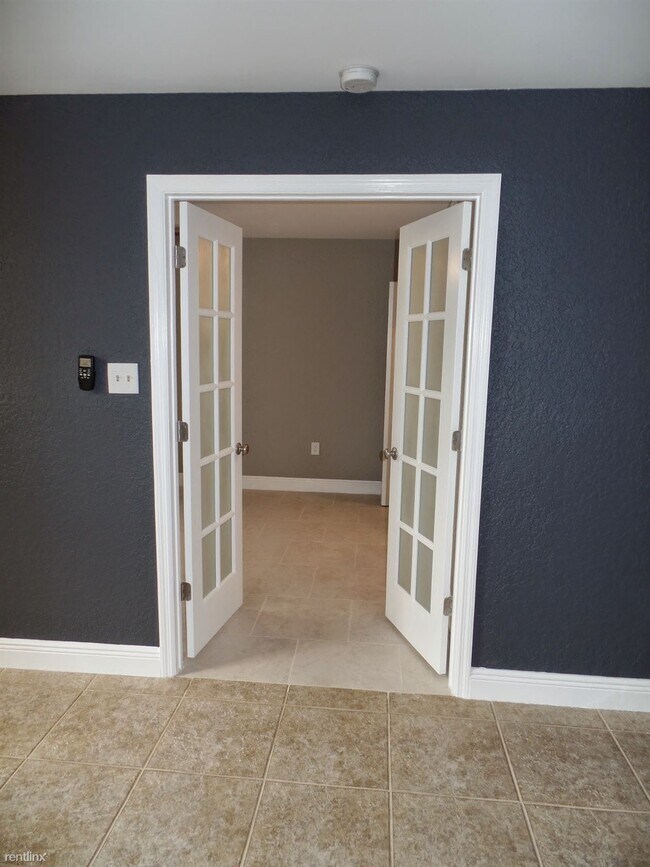 Building Photo - 1 br, 1 bath Condo - Lakeview Club