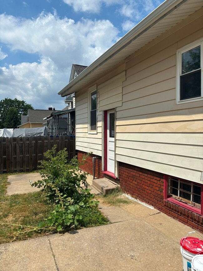 Building Photo - 3611 Buechner Ave